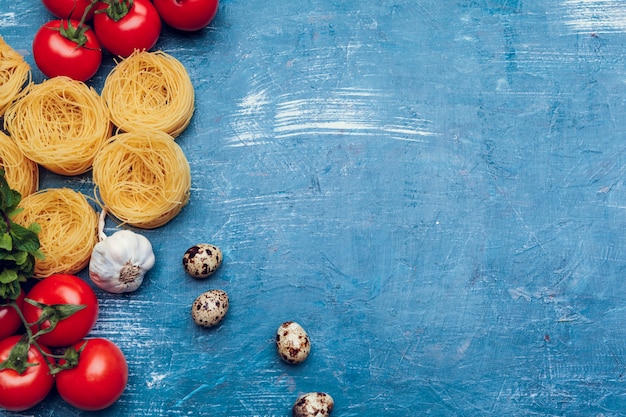 Varie paste su sfondo blu. concetto di cucina. vista dall'alto