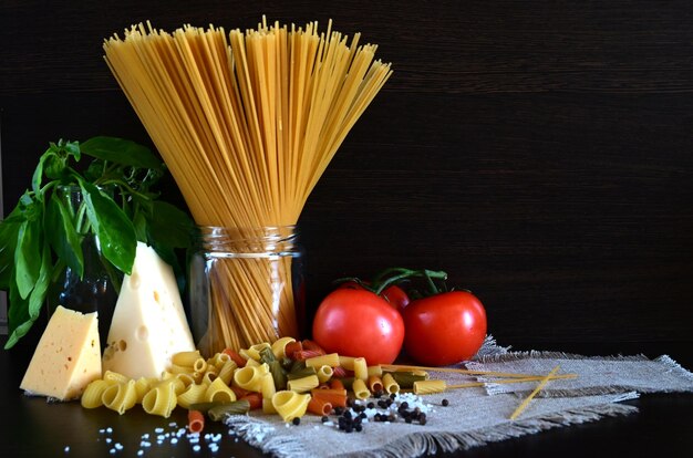 Pasta varia concetto di cottura vista dall'alto