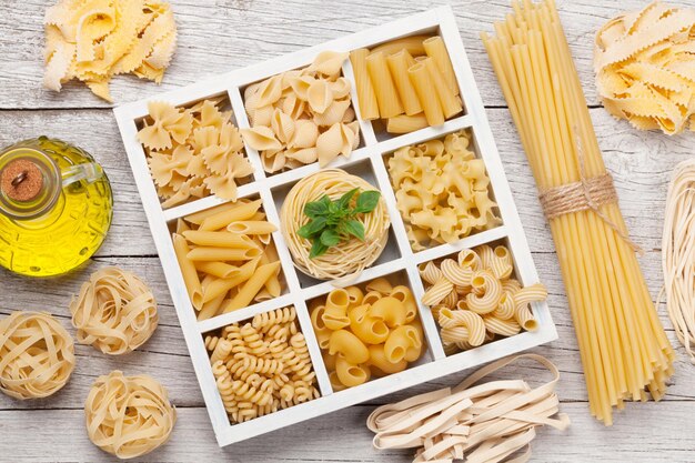 Foto pasta varia in scatola di legno