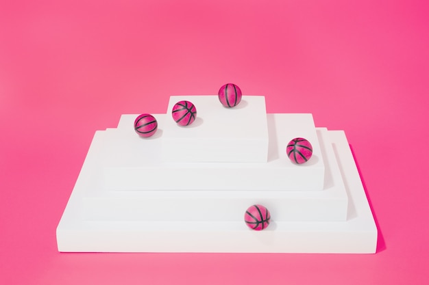 Vari palloni da basket rosa su varie strutture su sfondo rosa. sport e competizione.spazio copia. illustrazione 3d