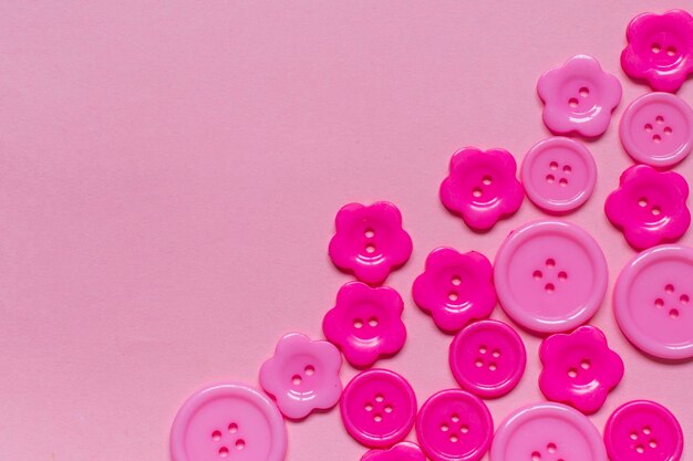 Фото Различные розовые швейные пуговицы на светло-розовом фоне