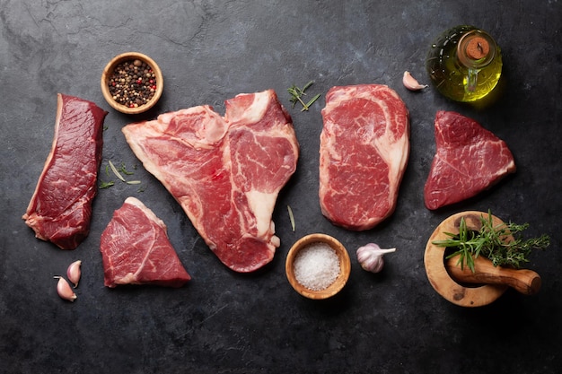 Photo various raw beef steaks