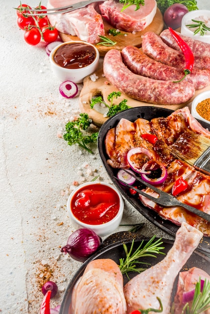 Varie carni crude pronte per griglia e barbecue