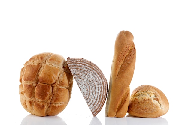 Boule di baguette di lievito naturale di vari pane rustico isolato su bianco