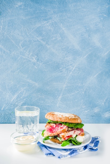 Assortimento di hamburger di pesce e pesce