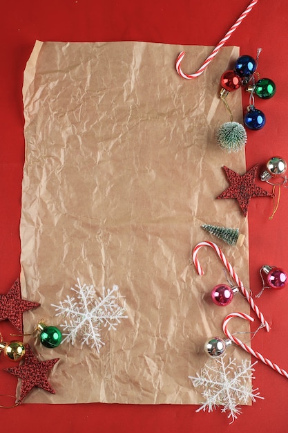 Различная форма домашнего сахарного печенья с рождественскими украшениями