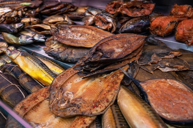 さまざまな魚の燻製製品の健康的な食事と魚市場のコンセプト