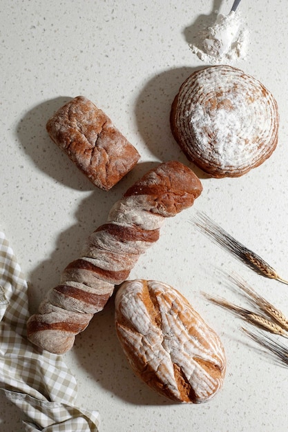 Varie selezioni di pane a lievitazione naturale vista dall'alto grano di segale e pagnotte di pane rustico