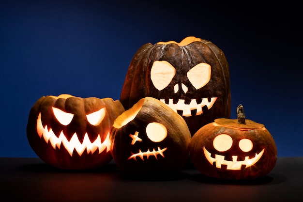 Foto vari intagli spettrali della zucca di halloween