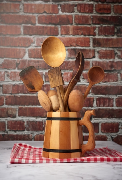 Photo various spoons and wooden kitchen utensils in a bowl