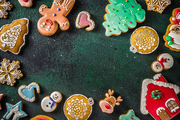 さまざまな砂糖釉のお祝いのクリスマスクッキー