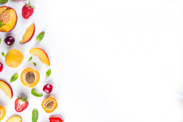 Фото Различные летние фрукты и ягоды на белом плоском узоре