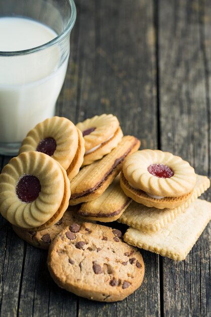 Foto vari biscotti dolci sul vecchio tavolo di legno