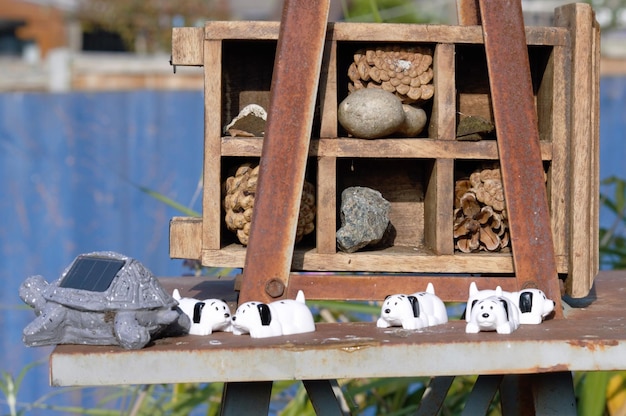 Photo various toys on table during sunny day