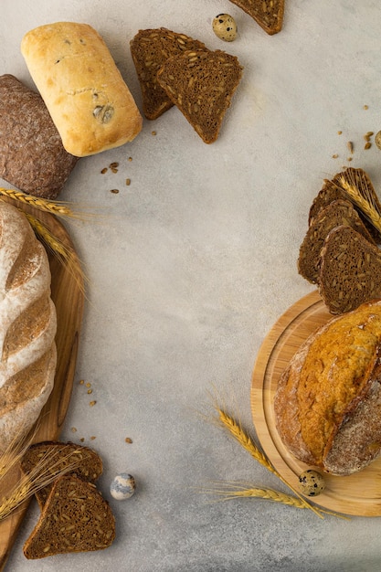 Vari tipi di pane multicereali di frumento senza glutine di segale su fondo chiaro