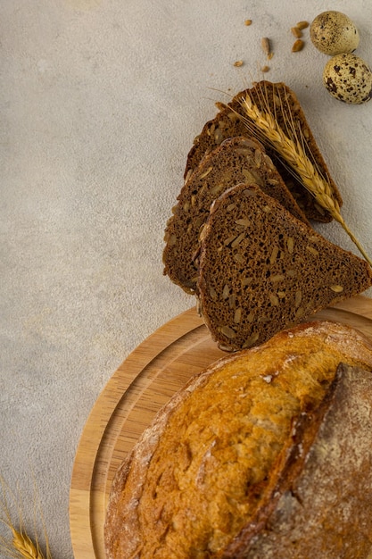 Vari tipi di pane di segale grano multicereali senza glutine su fondo chiaro