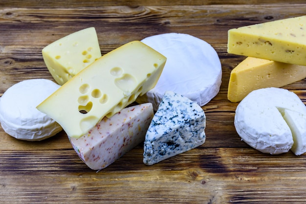 木製の背景にさまざまな種類のチーズ