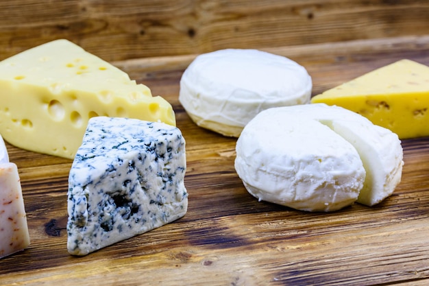 木製の背景にさまざまな種類のチーズ