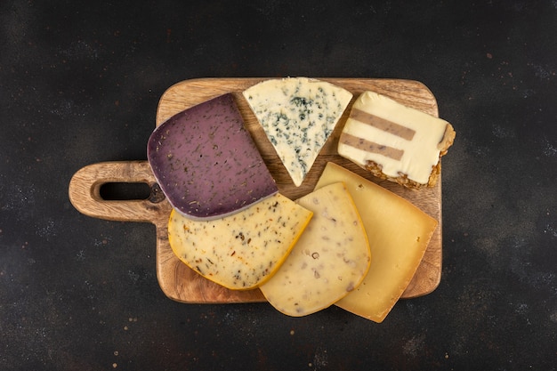 어두운 배경에 다양한 종류의 독점 치즈.