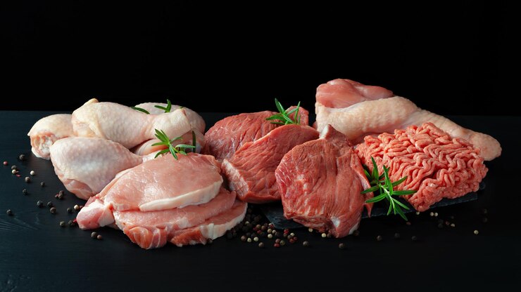 黒いテーブルの上にさまざまな種類の新鮮な肉ポークビーフターキーとチキン