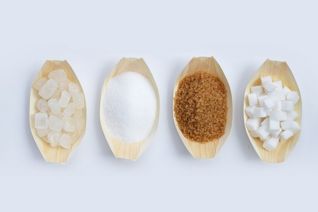 Foto vari tipi di zucchero su sfondo bianco.