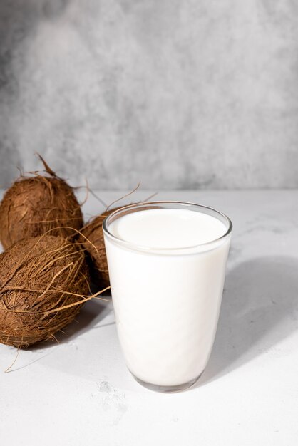 写真 さまざまなビーガン植物性ミルク、乳製品以外のココナッツ代替ミルク、テキスト用の空きスペース、垂直。高品質の写真