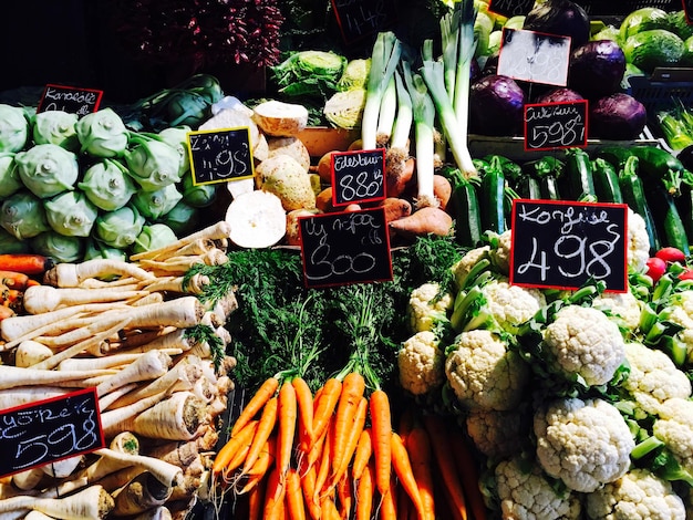 Фото Различные овощи для продажи на рынке