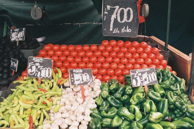 写真 市場で販売する様々な野菜