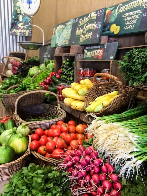 Foto diverse verdure al mercato in vendita