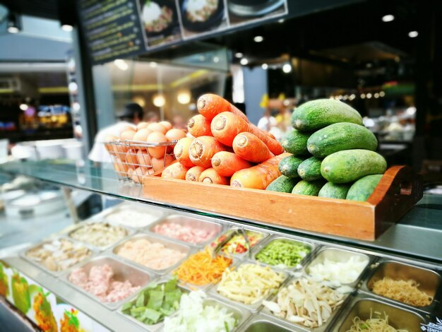 写真 店内 に 展示 さ れ て いる 様々な 野菜