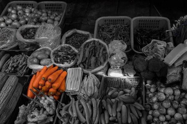 市場のスタンドで販売される様々な野菜
