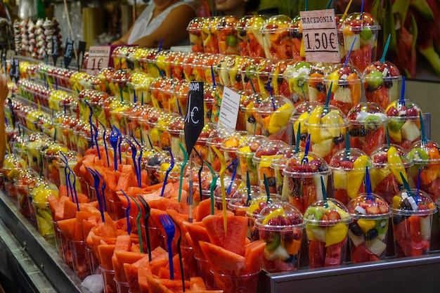 市場のスタンドで販売される様々な野菜