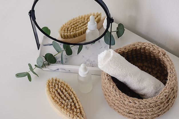 Foto vari prodotti per trattamenti spa e benessere su sfondo bianco. cosmetici naturali a spreco zero su una toletta.