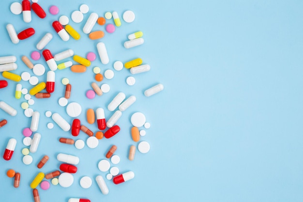 Различные белые лекарства в таблетках и капсулах Концепция здравоохранения и медицины Вид сверху на пространство для копирования
