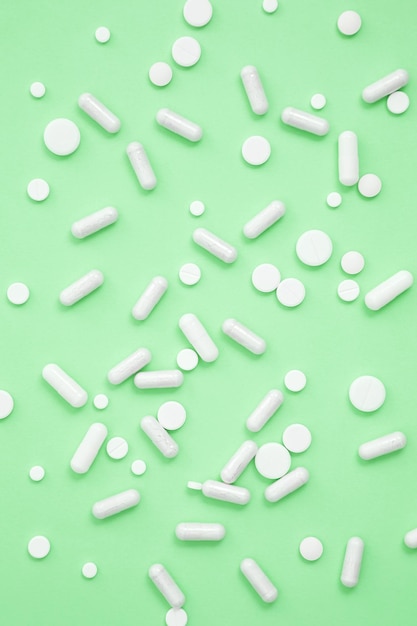 Различные белые лекарства в таблетках и капсулах Концепция здравоохранения и медицины Вид сверху