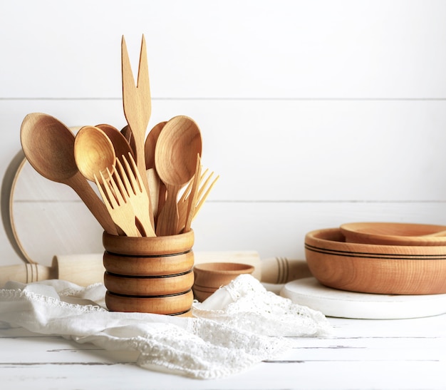 Photo various wooden objects in a wooden jar