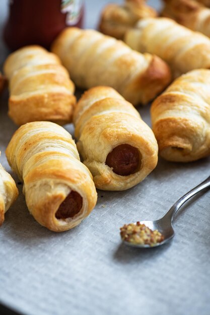 Varkens in een deken mini rolletjes met worstjes gewikkeld in bladerdeegdeeg