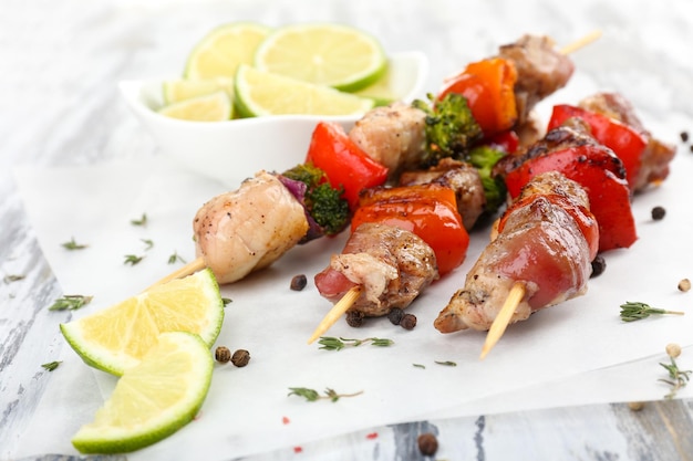 Foto varkens kebab op een houten tafel close-up