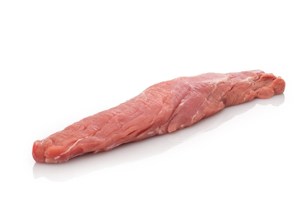 Varkensfilet tenderloin rauw wit geïsoleerd