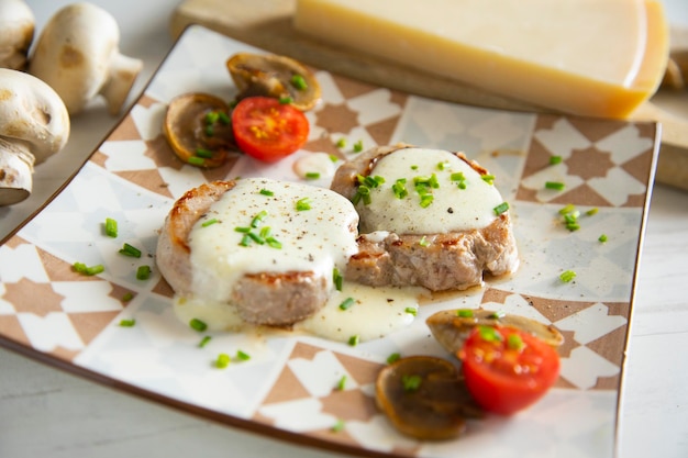 Varkenshaasje met Roquefort kaassaus.