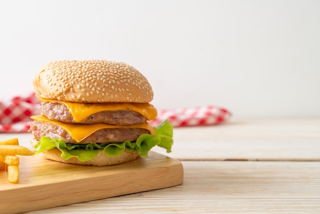 varkenshamburger of varkensburger met kaas en friet