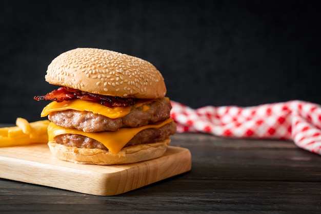 varkenshamburger of varkensburger met kaas, spek en frietjes