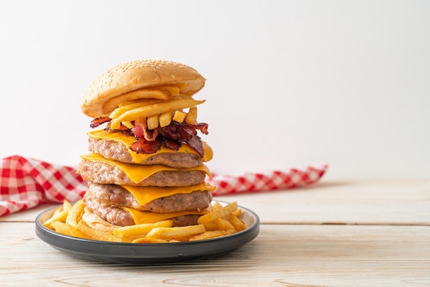 Varkenshamburger of varkensburger met kaasbacon en frietjes