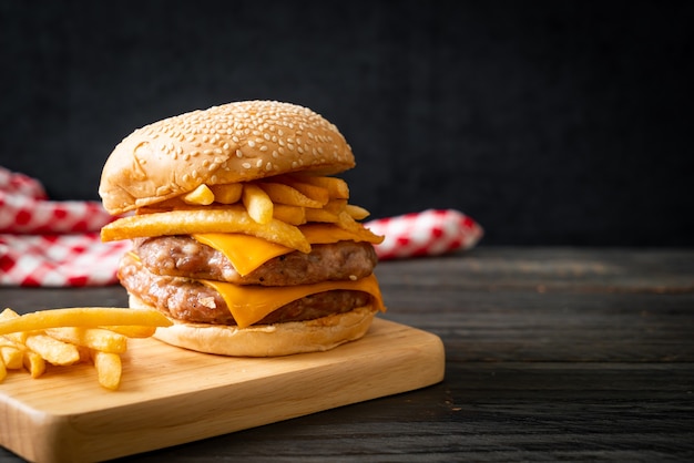 Varkenshamburger of varkenshamburger met kaas en frietjes