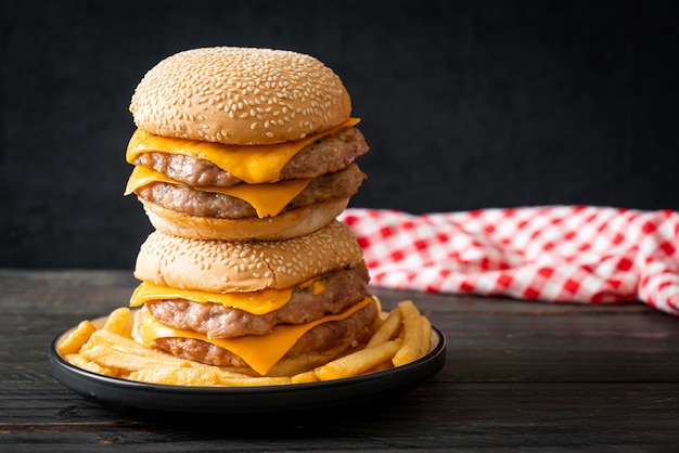 varkenshamburger of varkenshamburger met kaas en frietjes