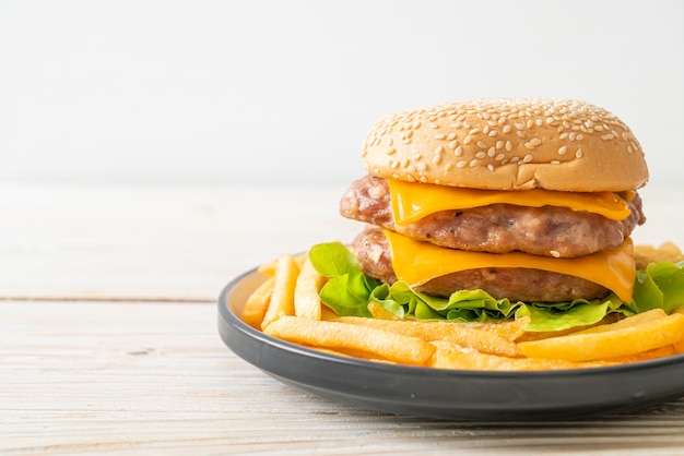 varkenshamburger of varkenshamburger met kaas en frietjes