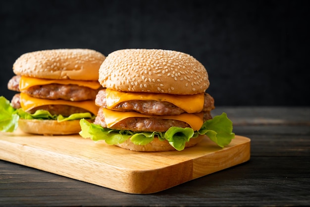 Varkenshamburger of Varkenshamburger Met Kaas Op Een Houten Bord