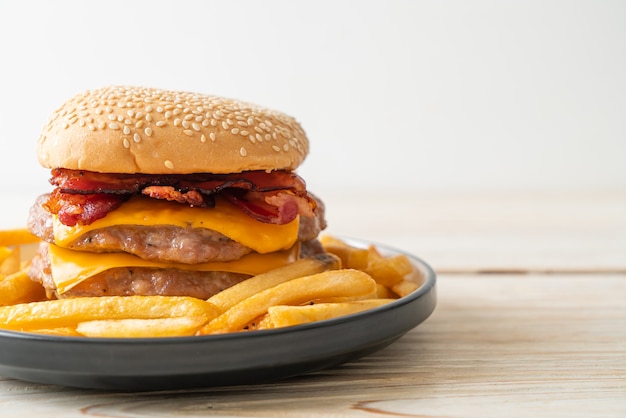 varkenshamburger of varkenshamburger met kaas, spek en frietjes