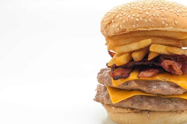 Varkenshamburger of varkenshamburger met kaasbacon en frietjes op witte achtergrond