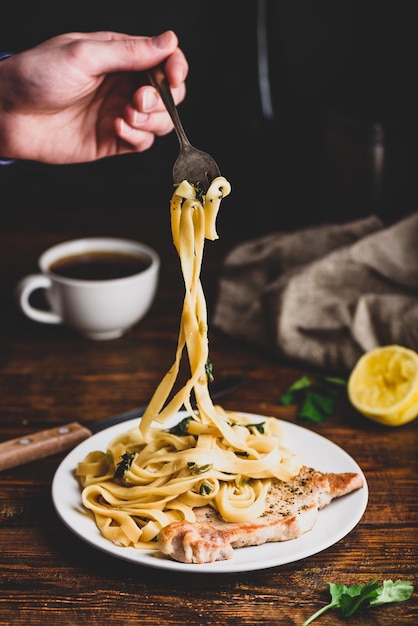 Varkenskotelet en tagliatelle met kappertjes en citroenschil